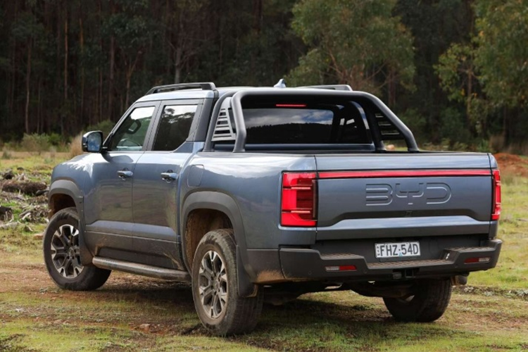 BYD Shark của Trung Quốc sở hữu thiết kế có phần khá tương đồng với Ford F-150 Lightning và Ford Ranger. Đầu xe gây ấn tượng với cụm đèn pha LED hình chữ C nối với nhau bằng lưới tản nhiệt lớn cùng logo BYD to bản ở chính giữa.