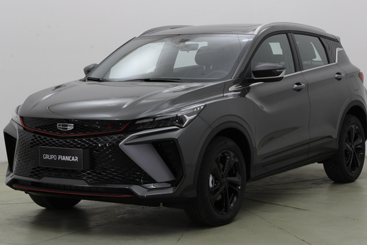 Phiên bản nâng cấp của Geely Coolray đã chính thức ra mắt thị trường Philippines vào hồi tháng 9/2024. Ở phiên bản mới, xe được thiết kế theo phong cách thể thao và sắc sảo. Xe được trang bị cụm đèn pha LED Matrix thanh mảnh hơn trước và hốc gió trung tâm rộng hơn. Thêm vào đó là bộ vành hợp kim Tomahawk 18 inch, cửa cốp và đèn hậu mới.