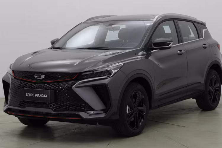 Phiên bản nâng cấp của Geely Coolray đã chính thức ra mắt thị trường Philippines vào hồi tháng 9/2024. Ở phiên bản mới, xe được thiết kế theo phong cách thể thao và sắc sảo. Xe được trang bị cụm đèn pha LED Matrix thanh mảnh hơn trước và hốc gió trung tâm rộng hơn. Thêm vào đó là bộ vành hợp kim Tomahawk 18 inch, cửa cốp và đèn hậu mới.