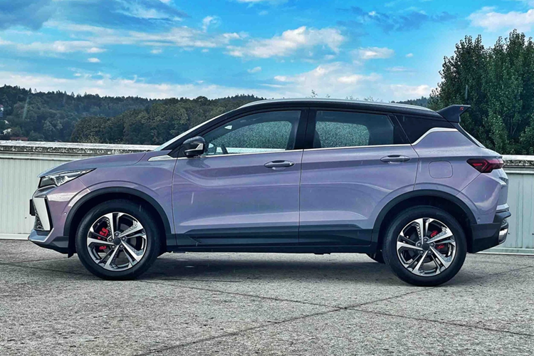 Geely Coolray 2025 mới vốn được biết đến dưới cái tên khác là Proton X50 ở thị trường Malaysia. Trước đó, vào ngày 16/12/2024, ông Jerry Gan, CEO của Geely, đã hé lộ việc xuất khẩu lô xe Coolray sản xuất tại Malaysia sang Việt Nam. Lô xe này bao gồm 200 chiếc Geely Coolray tay lái thuận (bên trái).