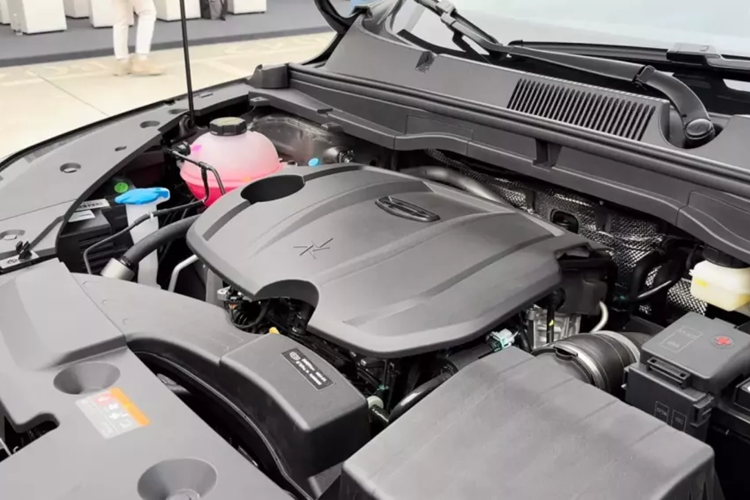 Bên trong xe, Geely Coolray tại thị trường Philippines được nâng cấp mạnh hơn với bảng đồng hồ kỹ thuật số 10,25 inch, nối liền với màn hình cảm ứng tâm 12,3 inch. Đây cũng là mẫu xe Geely đầu tiên hỗ trợ kết nối Apple CarPlay tiêu chuẩn nhưng vẫn chưa có Android Auto.