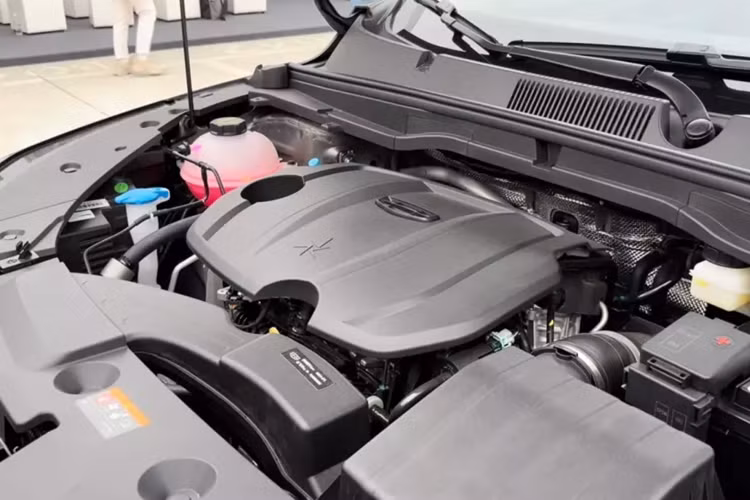 Bên trong xe, Geely Coolray tại thị trường Philippines được nâng cấp mạnh hơn với bảng đồng hồ kỹ thuật số 10,25 inch, nối liền với màn hình cảm ứng tâm 12,3 inch. Đây cũng là mẫu xe Geely đầu tiên hỗ trợ kết nối Apple CarPlay tiêu chuẩn nhưng vẫn chưa có Android Auto.