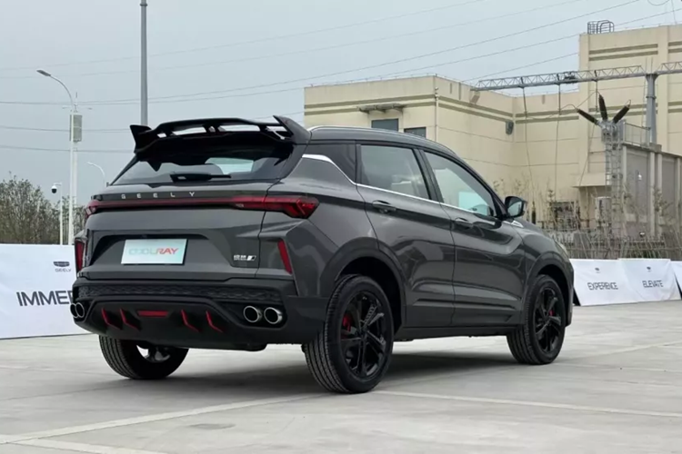 Nằm bên dưới nắp ca-pô của Geely Coolray tại thị trường Philippines là động cơ xăng 4 xi-lanh, tăng áp, dung tích 1.5L mới, tạo ra công suất tối đa 172 mã lực và mô-men xoắn cực đại 290 Nm. Động cơ kết hợp với hộp số tự động ly hợp kép 7 cấp và hệ dẫn động cầu trước ở mọi phiên bản. Giá bán của Geely Coolray tại Việt Nam hiện vẫn còn là bí ẩn.