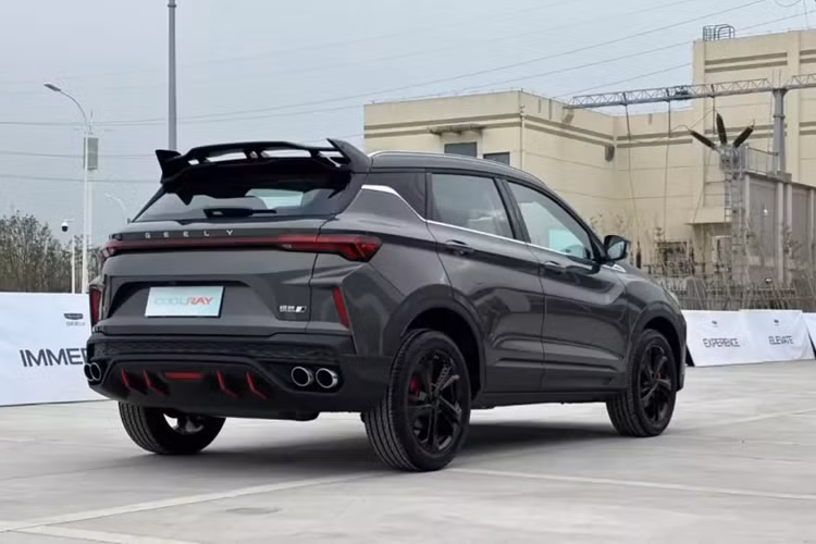 Nằm bên dưới nắp ca-pô của Geely Coolray tại thị trường Philippines là động cơ xăng 4 xi-lanh, tăng áp, dung tích 1.5L mới, tạo ra công suất tối đa 172 mã lực và mô-men xoắn cực đại 290 Nm. Động cơ kết hợp với hộp số tự động ly hợp kép 7 cấp và hệ dẫn động cầu trước ở mọi phiên bản. Giá bán của Geely Coolray tại Việt Nam hiện vẫn còn là bí ẩn.