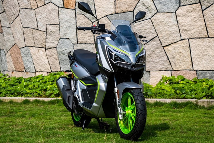 Theo thông số nhà sản xuất công bố, QJ Motor ATR 160 2024 mới sở hữu kích thước dài, rộng, cao lần lượt là 1.990 x 755 x 1.210 (mm), chiều dài cơ sở 1.325 mm, chiều cao yên 770 mm và khoảng sáng gầm 165 mm. Kích thước này gần như tương đương với Honda ADV 160.