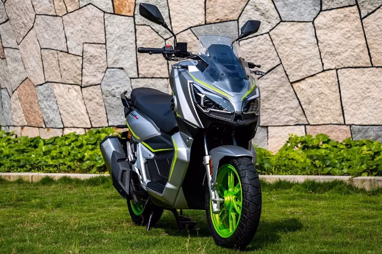 Theo thông số nhà sản xuất công bố, QJ Motor ATR 160 2024 mới sở hữu kích thước dài, rộng, cao lần lượt là 1.990 x 755 x 1.210 (mm), chiều dài cơ sở 1.325 mm, chiều cao yên 770 mm và khoảng sáng gầm 165 mm. Kích thước này gần như tương đương với Honda ADV 160.