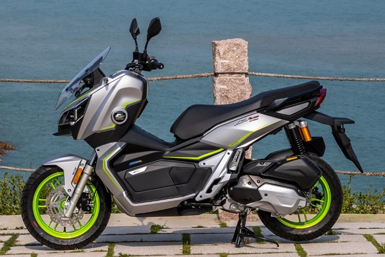 QJ Motor ATR 160 được trang bị động cơ xăng SOHC, 4 van dung tích 160cc có công suất 16,3 mã lực tại 8.500 vòng/phút, mô-men xoắn cực đại 15 Nm tại 6.000 vòng/phút.