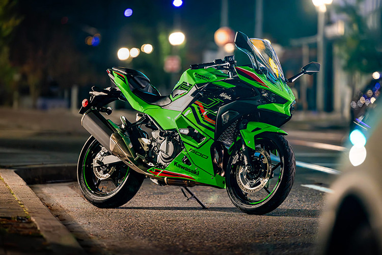 Mẫu xe môtô Ninja 500 của Kawasaki được ra mắt hồi cuối tháng 2/2024 nhằm thay thế dòng Ninja 400. Sau gần 2 tháng, mẫu sportbike này đã được đại lý chính hãng đem về phân phối tại thị trường Việt Nam.