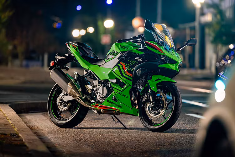 Mẫu xe môtô Ninja 500 của Kawasaki được ra mắt hồi cuối tháng 2/2024 nhằm thay thế dòng Ninja 400. Sau gần 2 tháng, mẫu sportbike này đã được đại lý chính hãng đem về phân phối tại thị trường Việt Nam.
