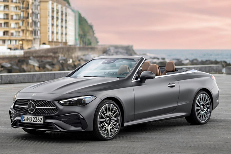 Mẫu xe Mercedes-Benz CLE Cabriolet 2024 này sẽ cạnh tranh cùng với BMW 4-Series Convertible và Audi A5 Cabriolet. Hiện chưa có thông tin mẫu xe này liệu có được đưa về Việt Nam hay không?