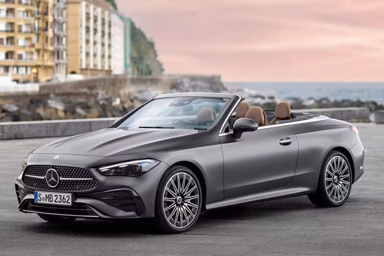 Mẫu xe Mercedes-Benz CLE Cabriolet 2024 này sẽ cạnh tranh cùng với BMW 4-Series Convertible và Audi A5 Cabriolet. Hiện chưa có thông tin mẫu xe này liệu có được đưa về Việt Nam hay không?