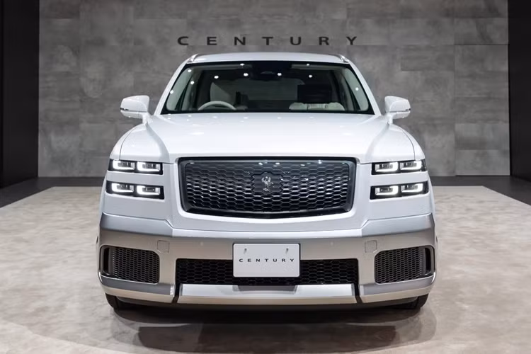 Hai con số tương ứng của mô-tơ điện nằm trên cầu trước là 182 mã lực và 269 Nm. Trong khi đó, mô-tơ điện nằm trên cầu sau mạnh 109 mã lực và 168 Nm. Tổng cộng, xe có công suất lên đến 406 mã lực, mạnh hơn máy xăng V8 của phiên bản sedan.