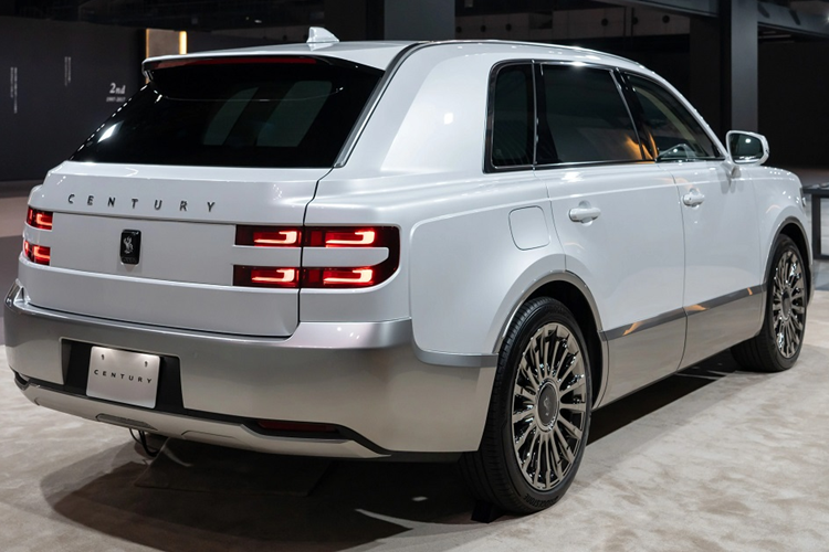 Giá xe Toyota Century GRMN vẫn còn là ẩn số. Trong khi đó, bản thường của mẫu SUV hạng sang này có giá từ 25 triệu Yên (khoảng 4,4 tỷ đồng).