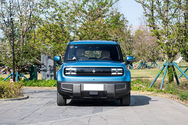 Trong khi đó, thiết kế ngoại thất của Baojun Yep Plus khá giống với phiên bản 3 cửa, trừ sự xuất hiện của 2 cửa bổ sung bên sườn. Xe cũng có lưới tản nhiệt đóng kín với ốp màu đen bóng, đèn pha LED nằm giữa 4 dải đèn LED định vị ban ngày, cản trước/sau theo phong cách off-road và đèn hậu nằm dọc.