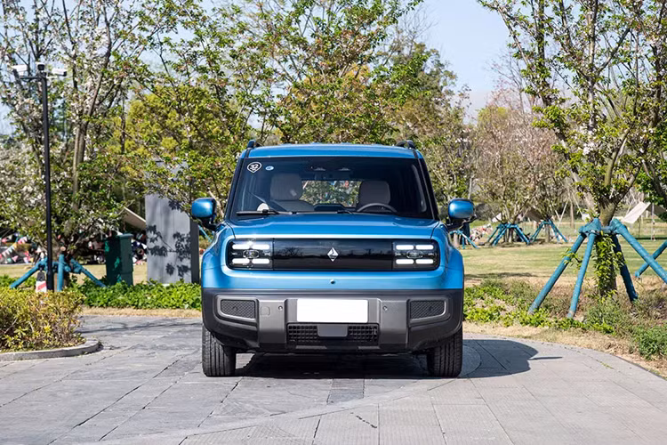 Trong khi đó, thiết kế ngoại thất của Baojun Yep Plus khá giống với phiên bản 3 cửa, trừ sự xuất hiện của 2 cửa bổ sung bên sườn. Xe cũng có lưới tản nhiệt đóng kín với ốp màu đen bóng, đèn pha LED nằm giữa 4 dải đèn LED định vị ban ngày, cản trước/sau theo phong cách off-road và đèn hậu nằm dọc.