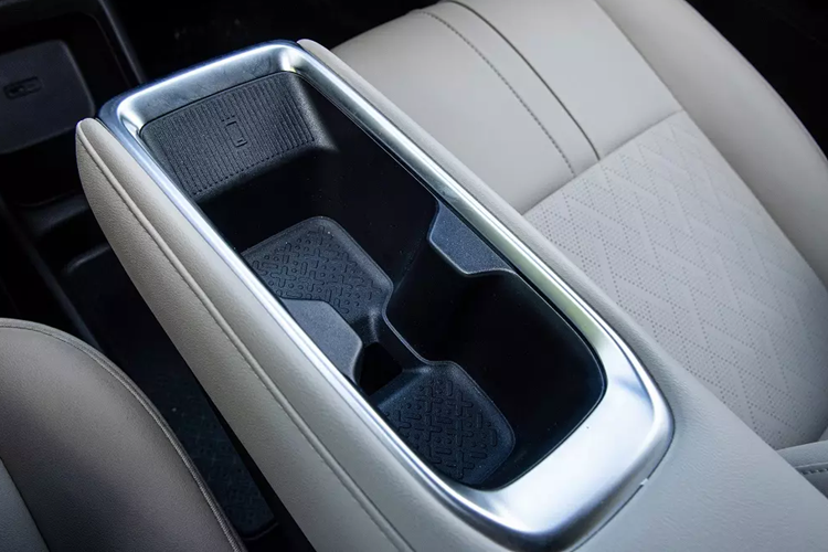 Không chỉ rộng hơn, thiết kế nội thất của Baojun Yep Plus còn được điều chỉnh so với bản 3 cửa. Xe không được trang bị màn hình cỡ lớn trên mặt táp-lô, tích hợp bảng đồng hồ kỹ thuật số và màn hình cảm ứng trung tâm như bản 3 cửa. Thay vào đó, bảng đồng hồ và màn hình thông tin giải trí của xe được tách rời.