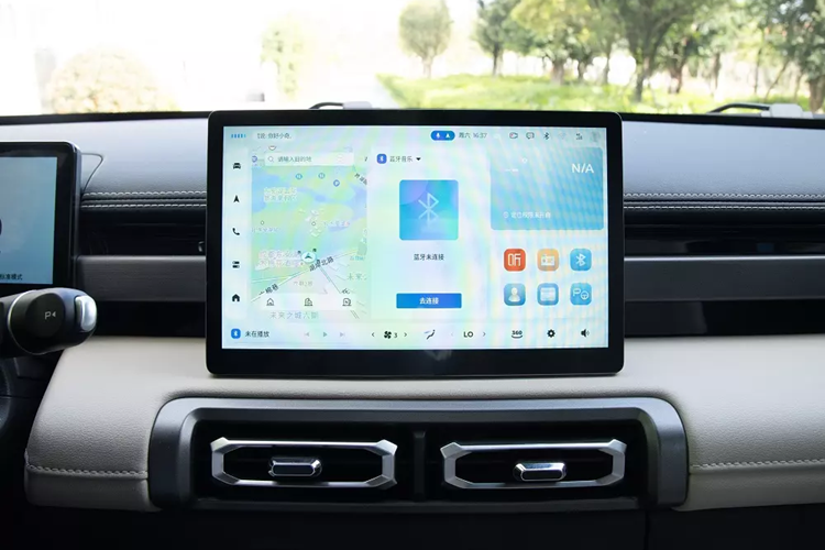 Ghế lái có tính năng chỉnh điện 6 hướng trong khi ghế phụ lái chỉnh tay 4 hướng. Phía sau là hàng ghế thứ 2 với khoảng duỗi chân khá rộng rãi, đạt mức 870 mm.