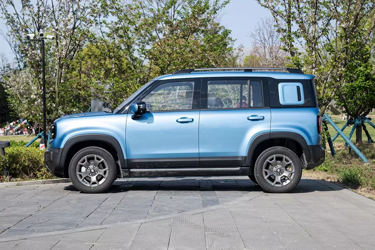 Trước thời điểm đó, Baojun Yep Plus 2024 mới đã lộ diện hoàn toàn. Theo thương hiệu Baojun của liên doanh SAIC-GM-Wuling, sự ra đời của Yep Plus sẽ giúp mở rộng tập khách hàng cho mẫu xe điện này. So với bản 3 cửa, Baojun Yep Plus đương nhiên có kích thước lớn hơn.