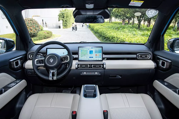 Xe cũng có baga nóc màu đen như bản 3 cửa và cửa cốp sau mở sang ngang thay vì mở lên trên. Bên trong Baojun Yep Plus là không gian nội thất 2 hàng ghế với 5 chỗ ngồi. Nhờ chiều dài cơ sở tăng đến 450 mm nên nội thất của mẫu xe điện này đương nhiên cũng rộng rãi hơn bản 3 cửa.