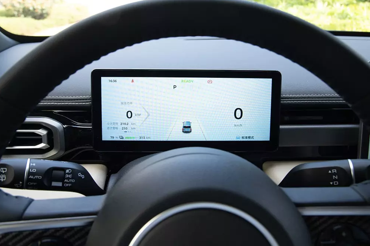 Ở giữa 2 ghế trước của xe có thêm bệ tì tay trung tâm - trang bị còn thiếu ở bản 3 cửa. Trong khi đó, những chi tiết khác như vô lăng và cửa gió điều hòa của Baojun Yep Plus được bê nguyên từ phiên bản 3 cửa sang. Ghế của xe được bọc da màu sáng và khâu hình quả trám tạo cảm giác sang trọng.