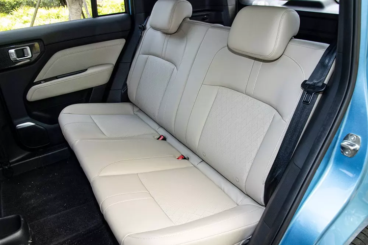 Bên cạnh đó là 28 hộc chứa đồ được đặt rải rác trong xe và khoang hành lý có thể tích 385 lít. Nếu hàng ghế sau gập xuống, con số này sẽ tăng lên 1.715 lít.