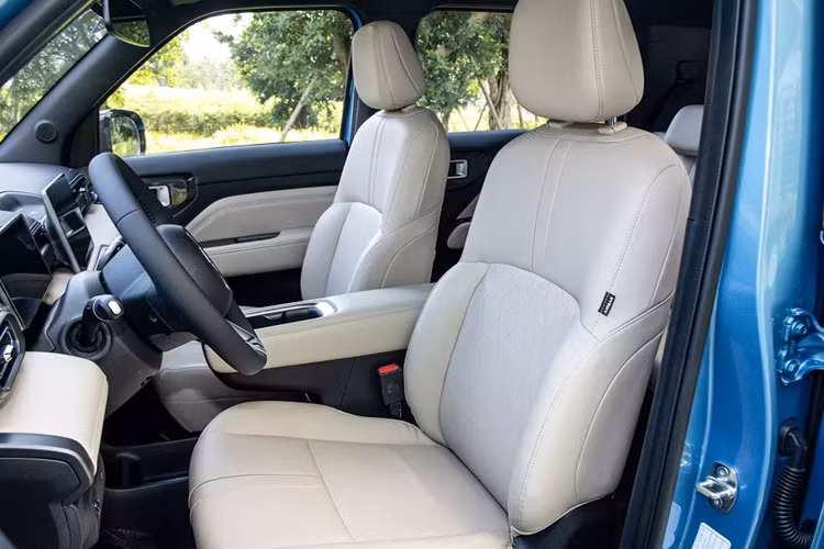 Ngoài ra, Baojun Yep Plus còn được trang bị bộ vành hợp kim 16 inch với thiết kế 5 chấu kép, sơn màu xám khỏe khoắn. Ở bản 3 cửa, mẫu xe này dùng vành hợp kim 4 chấu với đường kính 15 inch. Chưa hết, Baojun Yep Plus còn sở hữu chi tiết trang trí mới trên cột C, gợi liên tưởng đến SUV hạng sang Land Rover Defender.