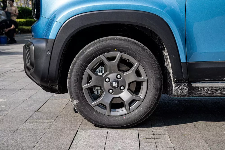 Cụ thể, xe sở hữu kích thước dài x rộng x cao lần lượt là 3.996 x 1.760 x 1.726 mm, chiều dài cơ sở 2.560 mm, khoảng sáng cao gầm 150 mm và bán kính vòng quay tối thiểu 5,35 m. Như vậy, Baojun Yep Plus có kích thước tương đương các mẫu SUV hạng A đang bán tại Việt Nam như Toyota Raize hay Kia Sonet.