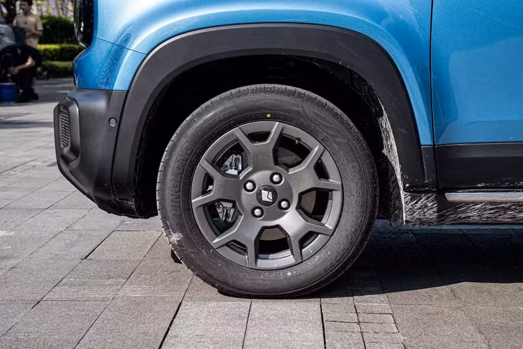 Cụ thể, xe sở hữu kích thước dài x rộng x cao lần lượt là 3.996 x 1.760 x 1.726 mm, chiều dài cơ sở 2.560 mm, khoảng sáng cao gầm 150 mm và bán kính vòng quay tối thiểu 5,35 m. Như vậy, Baojun Yep Plus có kích thước tương đương các mẫu SUV hạng A đang bán tại Việt Nam như Toyota Raize hay Kia Sonet.