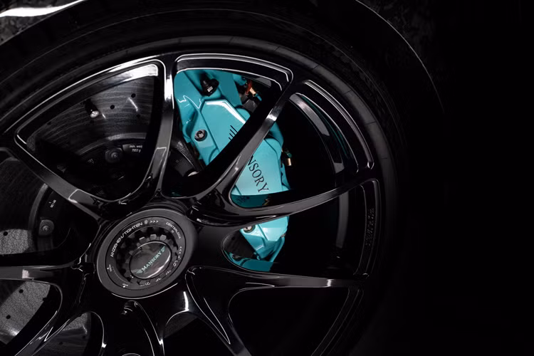 Với nâng cấp này, mẫu xe tể thao Đức có thể đạt tốc độ tối đa lên tới 340 km/h và xe có khả năng tăng tốc từ 0 – 100 km/h chỉ trong vòng 2,5 giây. Mức công suất này tăng đáng kể so với mẫu 911 Turbo S nguyên bản với công suất tối đa 650 mã lực và mô-men xoắn 800 Nm.