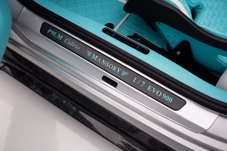 Ở phía sau, xe cũng được trang bị bộ cánh gió cố định cỡ lớn bằng carbon có thiết kế hai tầng, từ đây tăng lực ép và đảm bảo sự ổn định cho chiếc xe thể thao Đức.