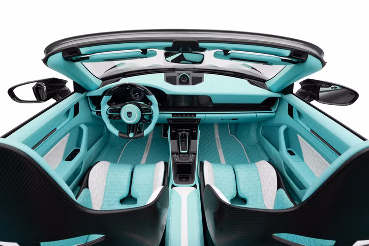 Mansory cũng lắp đặt bộ lọc gió hiệu năng cao và lập trình lại toàn bộ Bộ điều khiển động cơ (ECU). Mẫu xe cũng đã được nâng cấp về ngoại thất với các khe hút gió lớn hơn, phần líp trước cũng như ốp trước bằng sợi carbon được thiết kế lại hoàn toàn, kéo dài phần cản trước của xe đồng thời đem đến cho chiếc xe độ có diện mạo dữ dằn hơn.