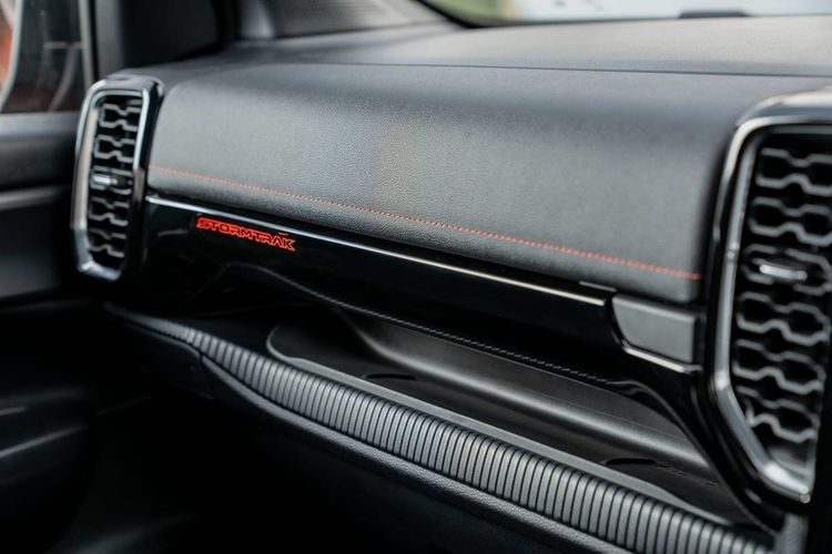 Các trang bị tiêu chuẩn của xe gồm: ghế trước chỉnh điện 8 hướng, vô lăng tích hợp phím chức năng, bảng đồng hồ kỹ thuật số 12,4 inch, màn hình cảm ứng trung tâm 12 inch nằm dọc, tích hợp hệ thống thông tin giải trí SYNC 4A, hỗ trợ Apple CarPlay/Android Auto không dây và điều khiển bằng giọng nói.