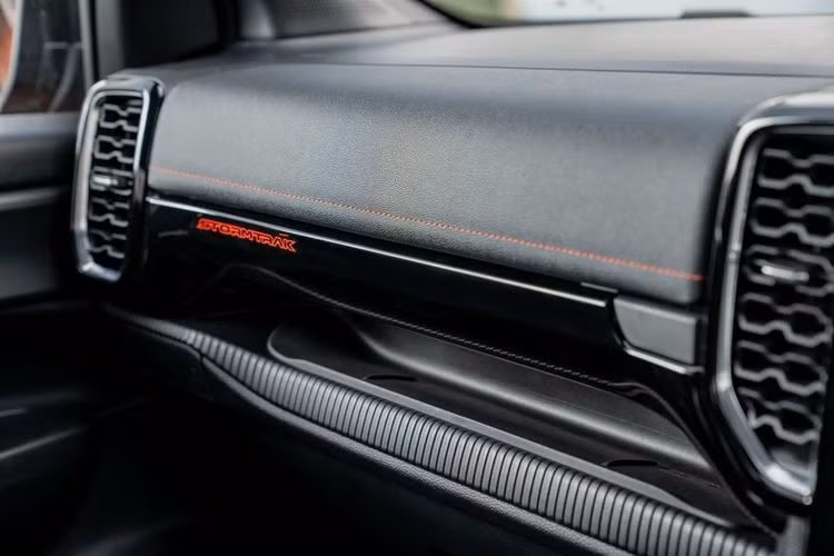 Các trang bị tiêu chuẩn của xe gồm: ghế trước chỉnh điện 8 hướng, vô lăng tích hợp phím chức năng, bảng đồng hồ kỹ thuật số 12,4 inch, màn hình cảm ứng trung tâm 12 inch nằm dọc, tích hợp hệ thống thông tin giải trí SYNC 4A, hỗ trợ Apple CarPlay/Android Auto không dây và điều khiển bằng giọng nói.