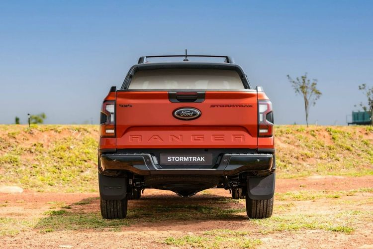 Cung cấp sức mạnh cho Ford Ranger Stormtrak 2024 là động cơ diesel 4 xi-lanh, tăng áp kép, dung tích 2.0L tương tự bản Wildtrak. Động cơ này tạo ra công suất tối đa 210 mã lực và mô-men xoắn cực đại 500 Nm. Đi kèm với đó là hộp số tự động 10 cấp, hệ dẫn động 1 cầu hoặc 2 cầu.