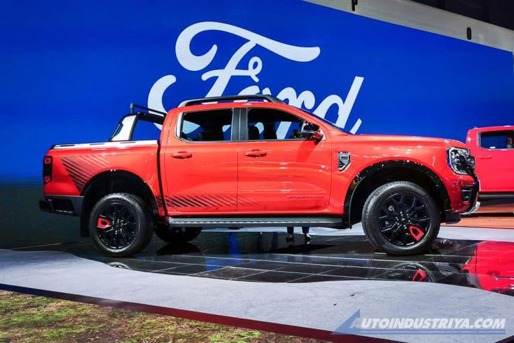 Từng được ra mắt tại Thái Lan hồi tháng 3 năm ngoái với 2 phiên bản, mức giá xe Ford Ranger Stormtrak 2024 bán ra từ 1,264 - 1,399 triệu baht (tương đương 865 - 958 triệu đồng). Đây là phiên bản nằm giữa Wildtrak và Raptor trong đội hình Ford Ranger.