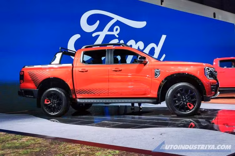 Từng được ra mắt tại Thái Lan hồi tháng 3 năm ngoái với 2 phiên bản, mức giá xe Ford Ranger Stormtrak 2024 bán ra từ 1,264 - 1,399 triệu baht (tương đương 865 - 958 triệu đồng). Đây là phiên bản nằm giữa Wildtrak và Raptor trong đội hình Ford Ranger.