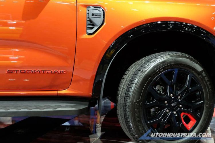 Về ngoại hình, Ranger Stormtrak được phân biệt với các phiên bản thông thường thông qua một số điểm nhấn như đèn LED phụ mới trên lưới tản nhiệt hình chữ X, bảng tên Stormtrak ở cửa thùng hàng, chữ Ranger màu đen trên nắp ca-pô và bộ la-zăng hợp kim 20 inch mới. Các tùy chọn màu sơn bao gồm trắng Arctic, xám Meteor, đen Absolute và cam Sedona.