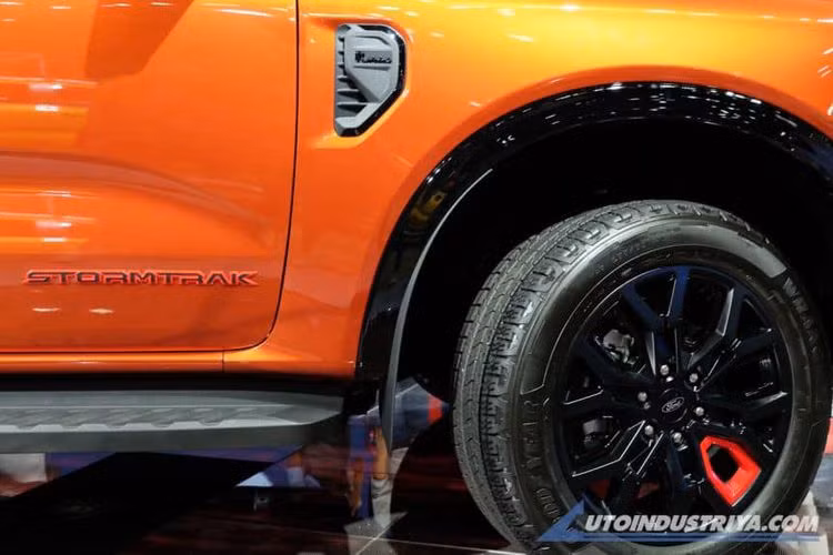 Về ngoại hình, Ranger Stormtrak được phân biệt với các phiên bản thông thường thông qua một số điểm nhấn như đèn LED phụ mới trên lưới tản nhiệt hình chữ X, bảng tên Stormtrak ở cửa thùng hàng, chữ Ranger màu đen trên nắp ca-pô và bộ la-zăng hợp kim 20 inch mới. Các tùy chọn màu sơn bao gồm trắng Arctic, xám Meteor, đen Absolute và cam Sedona.