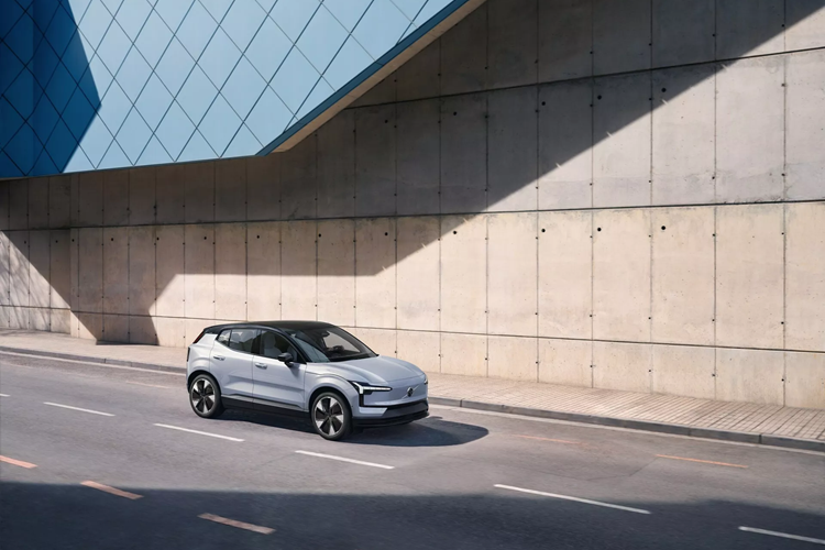 Với trang bị hệ dẫn động này, mẫu xe dự kiến sẽ có thời gian tăng tốc từ 0 – 96 km/h chậm hơn là 5,1 giây, nhưng dự kiến mẫu xe sẽ phạm vi hoạt động mỗi lần sạc dài hơn.