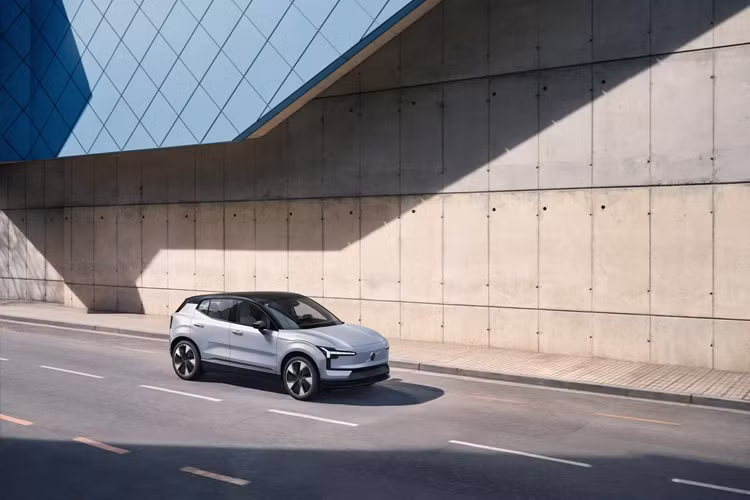 Với trang bị hệ dẫn động này, mẫu xe dự kiến sẽ có thời gian tăng tốc từ 0 – 96 km/h chậm hơn là 5,1 giây, nhưng dự kiến mẫu xe sẽ phạm vi hoạt động mỗi lần sạc dài hơn.