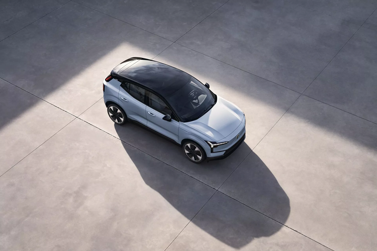 Được biết, những chiếc xe điện Volvo EX30 xuất khẩu và bán tại thị trường Mỹ hiện sẽ được sản xuất tại Ghent, Bỉ thay vì Trương Gia Khẩu, Trung Quốc. Điều này sẽ giúp thương hiệu Volvo có thể tránh được mức thuế quan cao nhưng ban đầu dự kiến sẽ lùi thời điểm ra mắt tại Hoa Kỳ sang năm 2025.