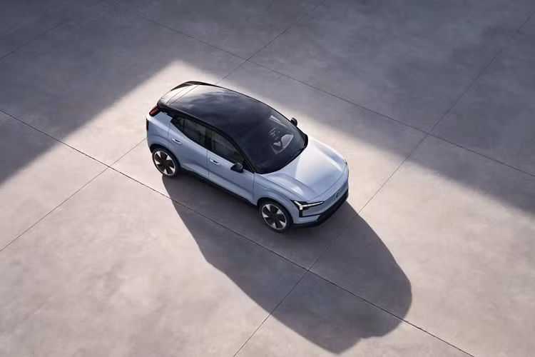 Được biết, những chiếc xe điện Volvo EX30 xuất khẩu và bán tại thị trường Mỹ hiện sẽ được sản xuất tại Ghent, Bỉ thay vì Trương Gia Khẩu, Trung Quốc. Điều này sẽ giúp thương hiệu Volvo có thể tránh được mức thuế quan cao nhưng ban đầu dự kiến sẽ lùi thời điểm ra mắt tại Hoa Kỳ sang năm 2025.