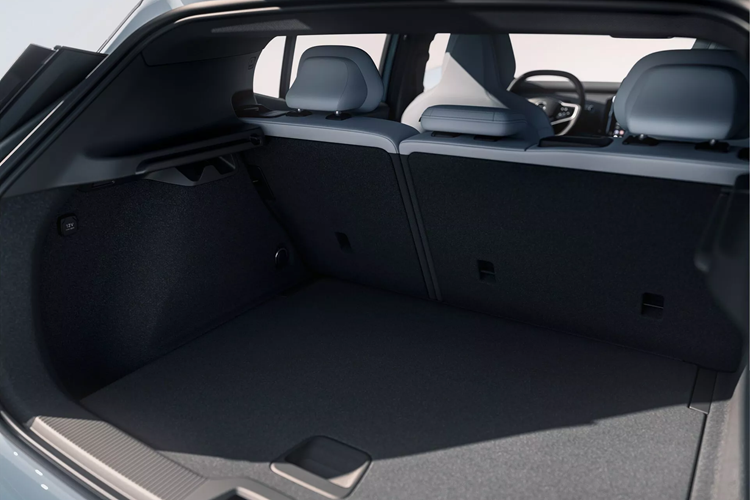 Điều này cho phép chiếc Crossover có khả năng tăng tốc từ 0 – 96 km/h chỉ trong vòng 3,4 giây và có phạm vi hoạt động theo chu trình thử nghiệm EPA là 407 km mỗi lần sạc. Khi pin năng lượng còn lại ở mức thấp, xe sẽ có khả năng sạc nhanh DC 153 kW cho phép pin sạc từ 10% đến 80% trong khoảng 26 phút.