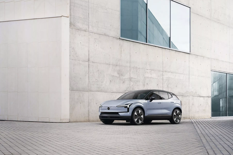 EX30 Single Motor Extended Range cũng có khả năng tương tự nhưng sẽ được trang bị khối động cơ gắn phía sau tạo ra công suất 268 mã lực và mô-men xoắn 343 Nm.