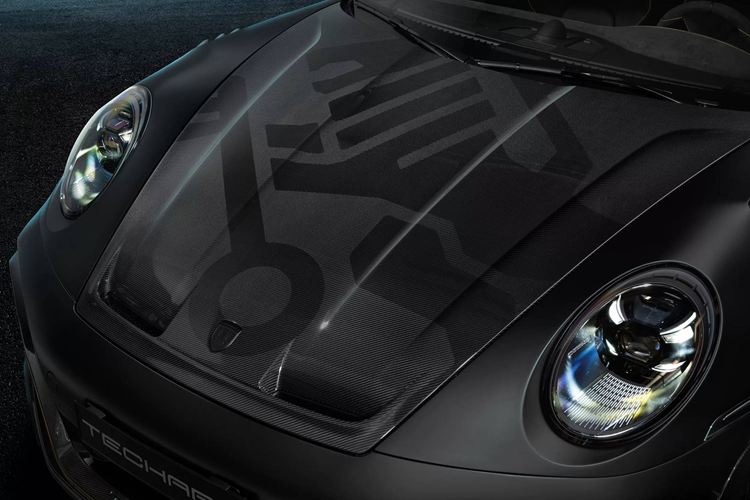 Các dải đề can trang trí màu vàng gold trang nhã trên kính chắn gió và mặt dưới của mỗi cửa là điểm nhấn cho thấy yếu tố đặc biệt của TechArt Monochrome. Màu sắc hào quang được thể hiện trên dòng chữ huy hiệu phía sau, kẹp phanh, viền lưới tản nhiệt và mâm xe.