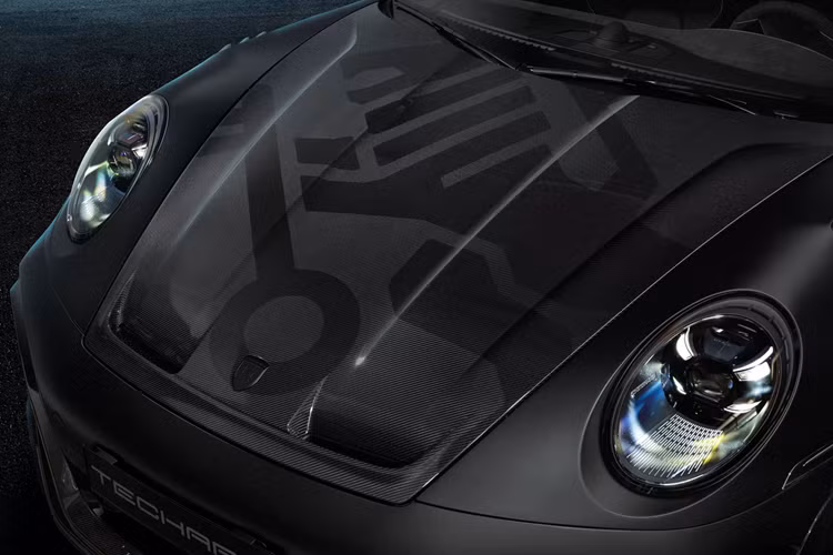 Các dải đề can trang trí màu vàng gold trang nhã trên kính chắn gió và mặt dưới của mỗi cửa là điểm nhấn cho thấy yếu tố đặc biệt của TechArt Monochrome. Màu sắc hào quang được thể hiện trên dòng chữ huy hiệu phía sau, kẹp phanh, viền lưới tản nhiệt và mâm xe.