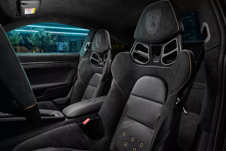 Sợi carbon cũng được tìm thấy trong chắn bùn mới, có lỗ thoát nhiệt giống như trên GT3 RS. Bên trong, cabin xe được bọc lại hoàn toàn bằng da Alcantara, dây buộc bằng da và các mảng miếng sợi carbon. Điều này áp dụng cho mọi thứ, từ bảng điều khiển đến thẻ cửa, từ ghế ngồi đến thảm sàn.