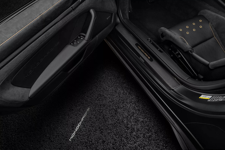 Logo TechArt xuất hiện trên túi khí vô-lăng, họa tiết lặp lại trên tựa đầu ghế và tựa tay trung tâm. Những điểm nhấn màu vàng giúp nâng tầm cabin màu đen với đường trang trí tương phản và vòng đệm. Nếu không thực sự hài lòng với tông màu đơn sắc, khách hàng vẫn có thể đề nghị phía TechArt bọc lại ghế theo phong cách 2 tông màu với các lựa chọn tươi tắn hơn.