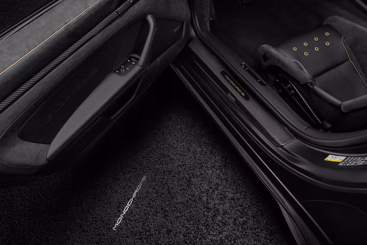 Logo TechArt xuất hiện trên túi khí vô-lăng, họa tiết lặp lại trên tựa đầu ghế và tựa tay trung tâm. Những điểm nhấn màu vàng giúp nâng tầm cabin màu đen với đường trang trí tương phản và vòng đệm. Nếu không thực sự hài lòng với tông màu đơn sắc, khách hàng vẫn có thể đề nghị phía TechArt bọc lại ghế theo phong cách 2 tông màu với các lựa chọn tươi tắn hơn.