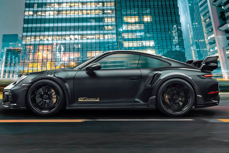 TechArt cho biết khách đặt mua có thể chọn những kiểu phối màu khác, chẳng hạn như lớp hoàn thiện bên ngoài bằng ngọc satin và mâm xe màu đen. Ngay cả khi trang bị kèm với gói Touring có các trang bị khí động học không quá phô trương, bản độ vẫn tỏ ra hầm hố hơn hẳn một chiếc 911 Turbo thông thường.